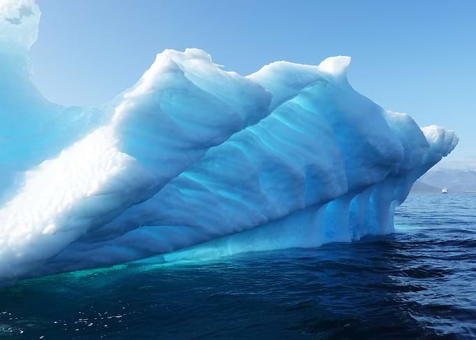 Drifting icebergs
