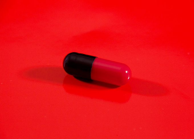 Pill single black red big