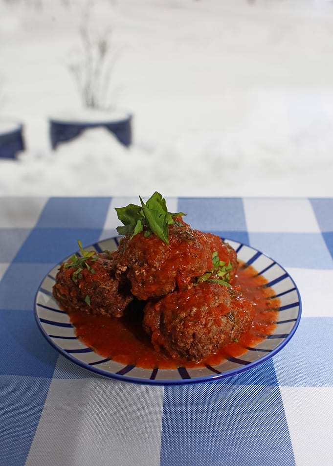 Meatballs with sauce macro
