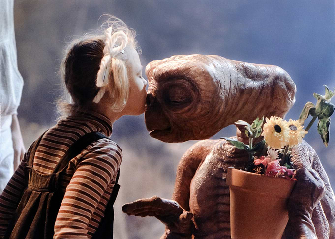 Gertie kissing E.T.