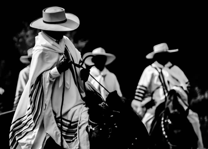 Black & White Peru Paso