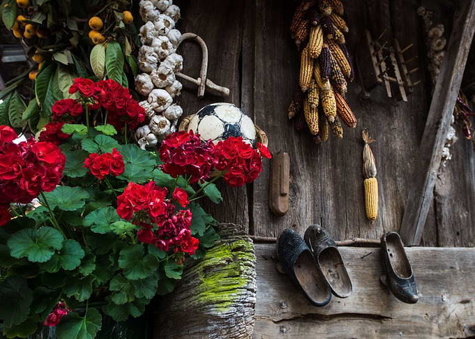 Spanish country yard