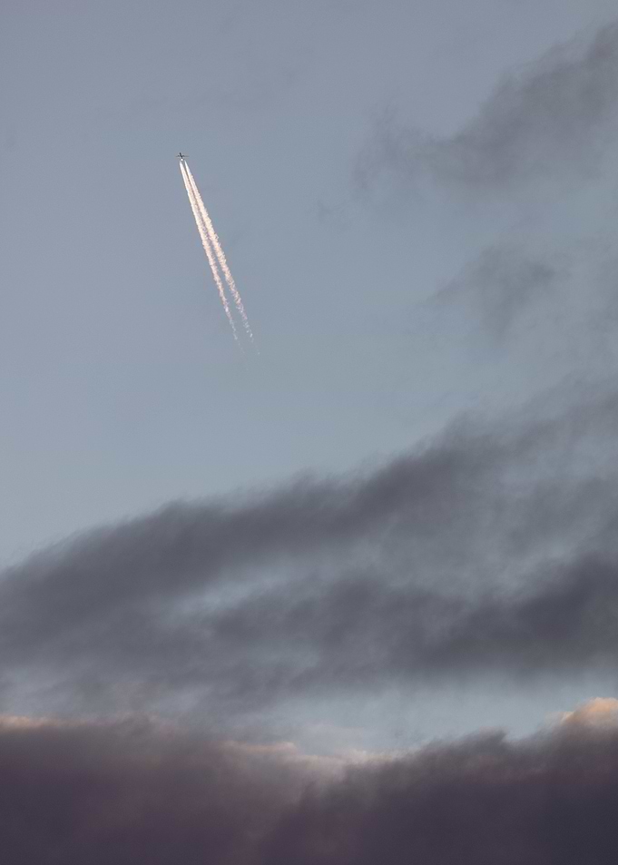 Plane contrail