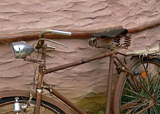 Rusty old bicycle 01