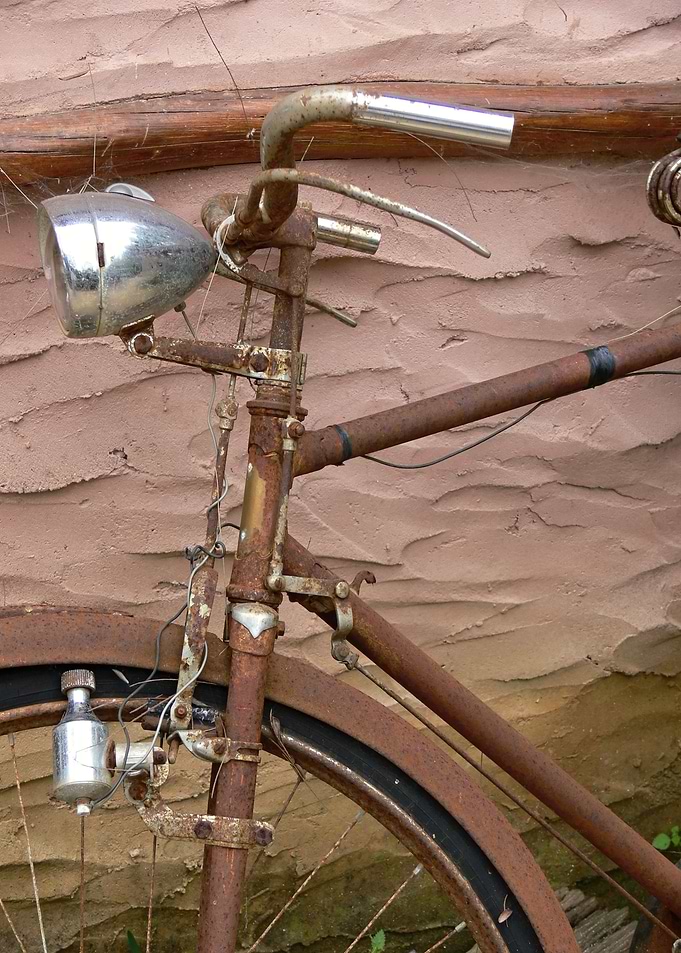 Rusty old bicycle 02