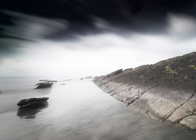 Monochrome coastal scener