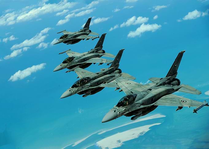 4 F16 Fighting Falcon