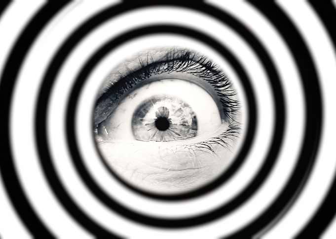 Hypnotic spiral blur eye m