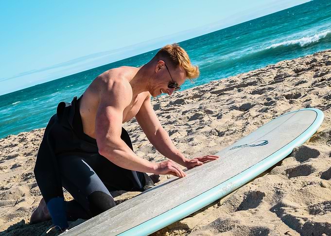 Surfers chore