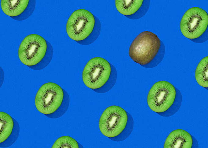 Kiwi fruits in row