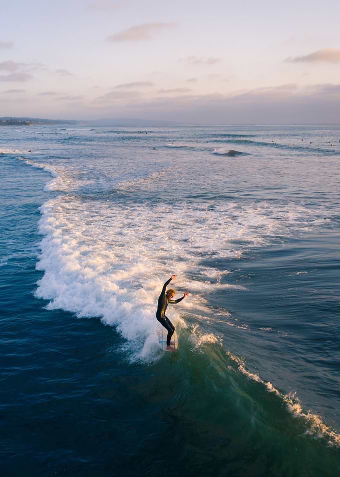 Hand Ten Surfer