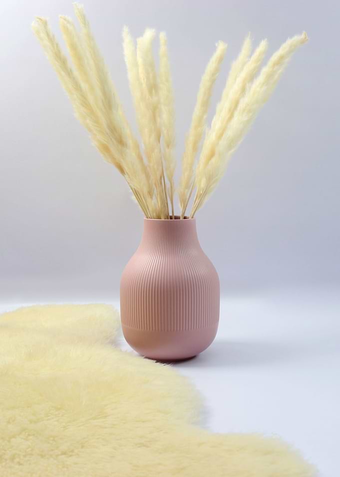 vase wall pampas
