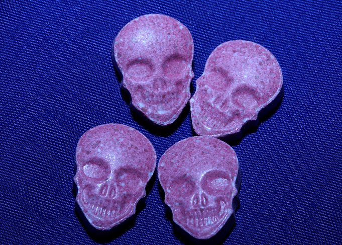 Skull ecstasy pills macro