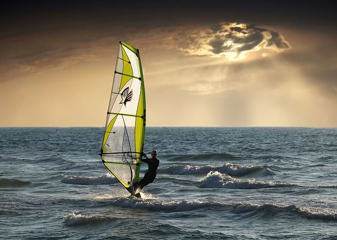 Windsurf the seas