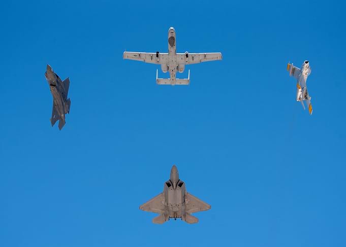 F22 in formation