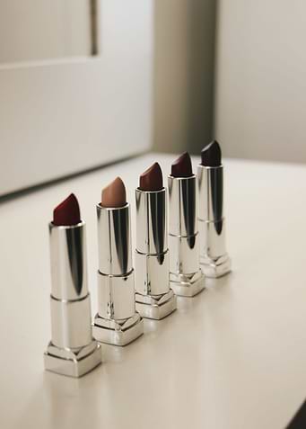 Lipstick shade minimalism