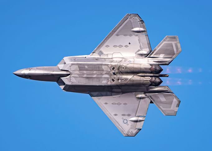 F22 performing a turn