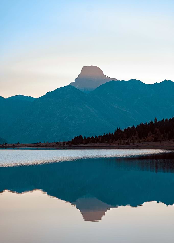 Blue Mountains at Lake