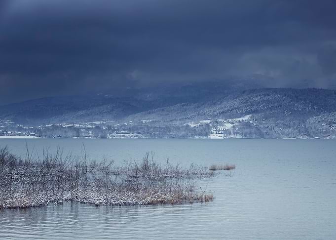 Winter scenery by the lake