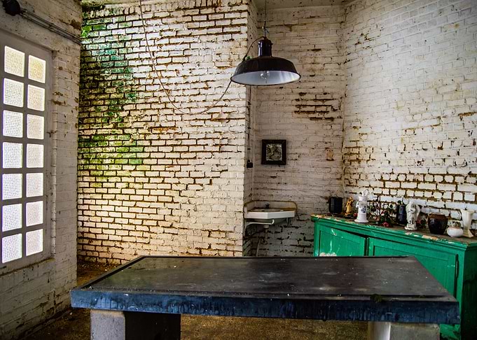 The embalming table