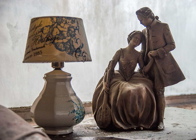 Statue of couple luminary