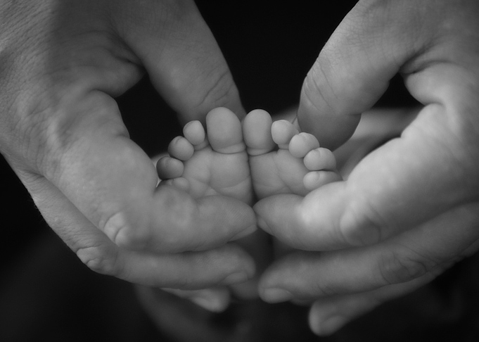 Hands father feets baby