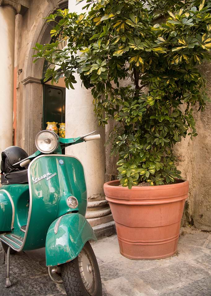 Retro Scooter in Amalfi 1