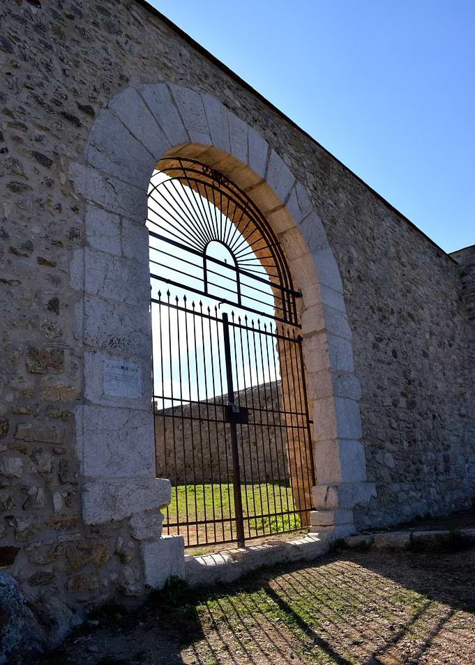 Calatubo castle door