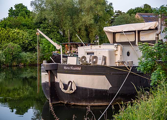 Mora Nzambe houseboat