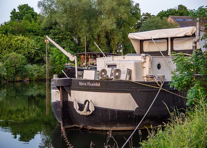 Mora Nzambe houseboat
