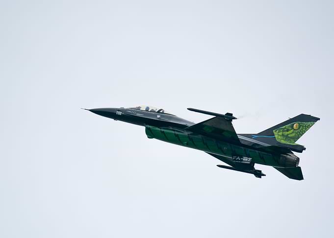 F16