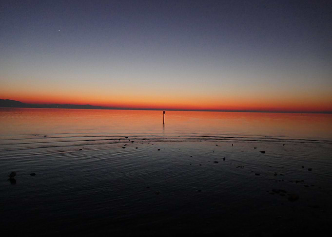 photo sunset at the lake