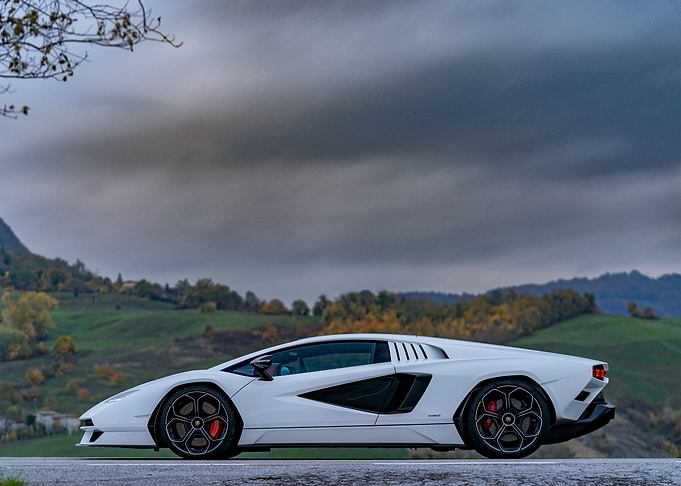 Lamborghini Countach LPI 8