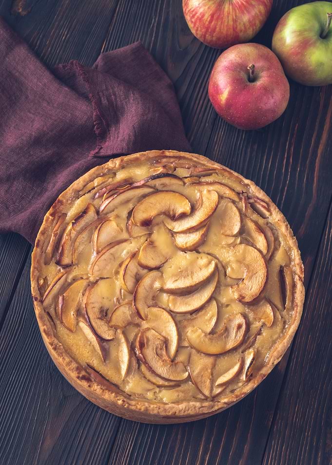 Apple cream cake