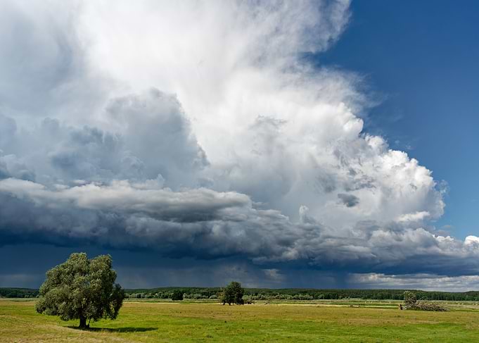 Violent thunderstorm front