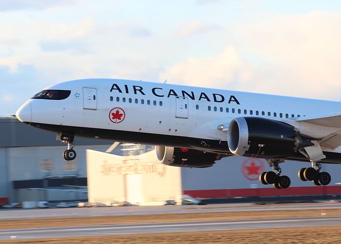 Boeing 787 takeoff