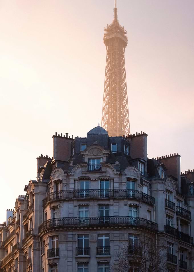 The peeking Eiffel