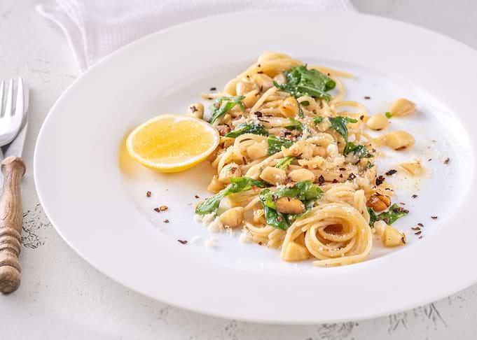 Lemon pasta with almonds