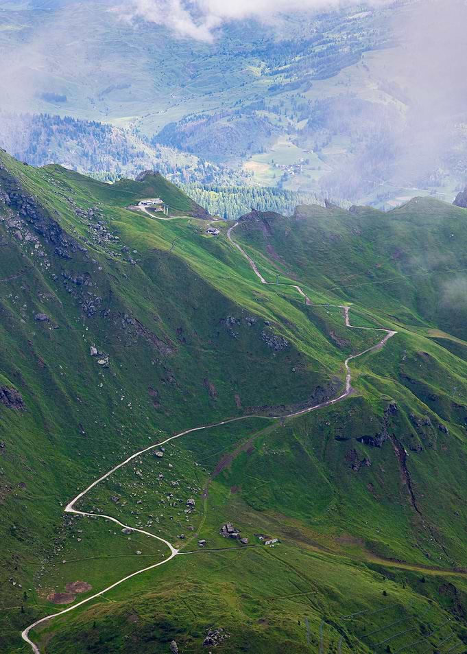 A path in the mountain
