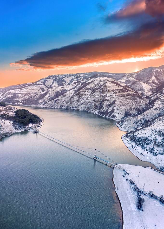Rope bridge winter
