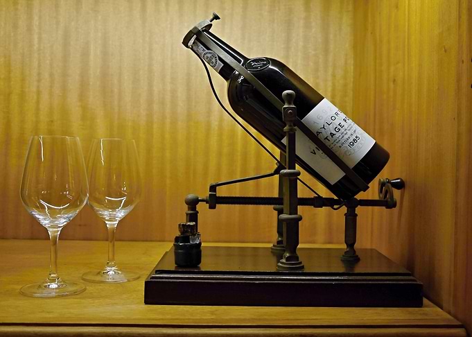 Decorative Portwine bollte