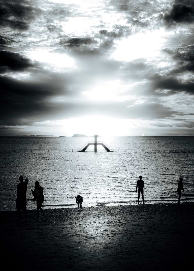 Black n White Sun