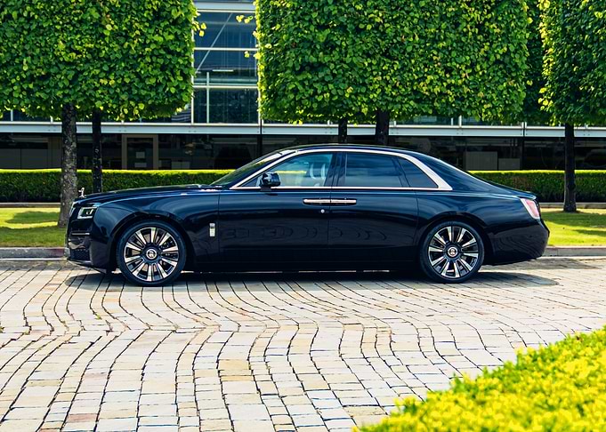rolls royce ghost side