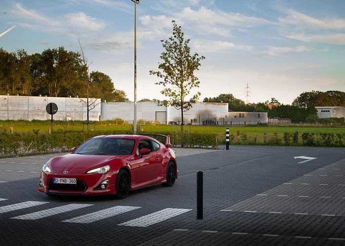 Red Toyota GT86