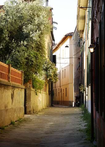 Narrow Italian Alleyway