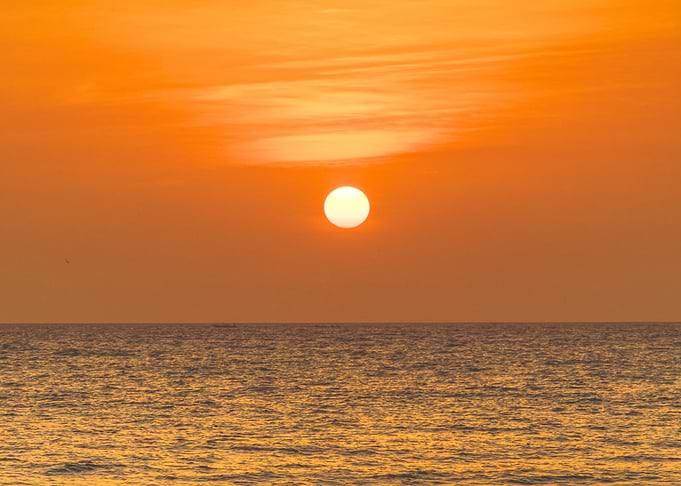 a circle, a bit of water, some cloud brushes. The perfect sunset, only in Senegal
