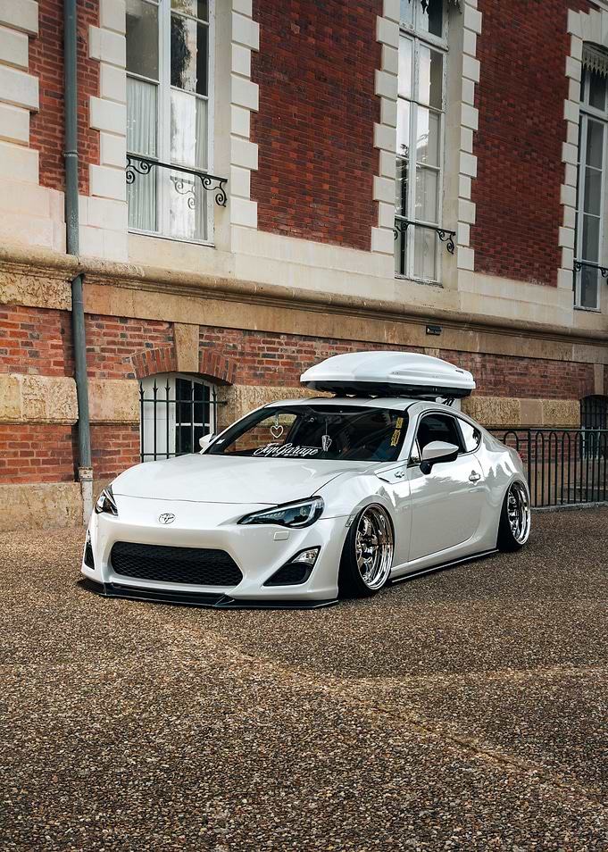 White Toyota GT86