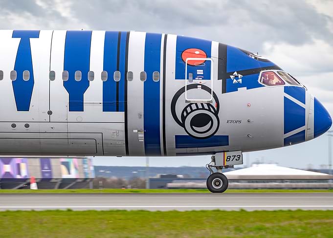 ANA R2-D2 B787 landing in Charles de Gaulle Airport