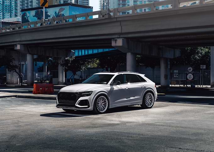 White Audi RS Q8