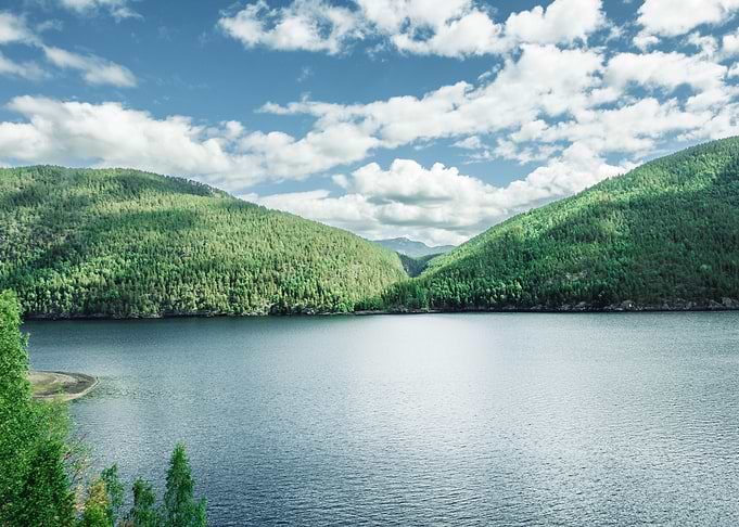 Serene Mountain Lake in Norway OU